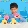 Baby-Shark-Cube-Maskotka-Pinkfong-rodzinka-z-chłopcem.jpg
