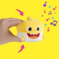 Baby-Shark-Cube-Maskotka-Pinkfong-Żółty-z-nutkami.jpg