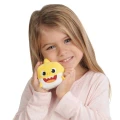 Baby-Shark-Cube-Maskotka-Pinkfong-Żółty-z-dziewczynką.jpg