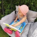Laptop Smily Play Dwujęzyczny Zabawkowy Edukacyjny z dziweczynka.jpg