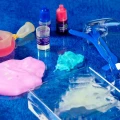 Lisciani Zestaw naukowy Crazy Science Slime w ciemności
