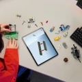 LEGO Klocki Fortnite 77075 Skórek i Iskra oraz obóz